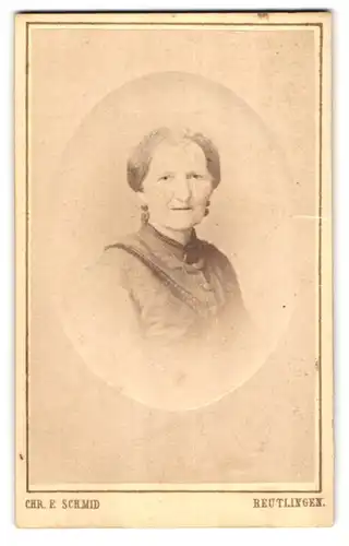 Fotografie Chr. F. Schmid, Reutlingen, Ältere Dame mit zurückgebundenem Haar