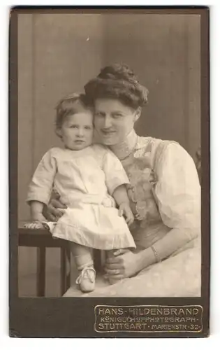 Fotografie Hans Hildenbrand, Stuttgart, Marienstr. 32, Bürgerliche Dame mit Kleinkind im Arm