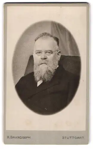 Fotografie Hermann Brandseph, Stuttgart, Marienstr. 36, Älterer Herr im Anzug mit Brille und Vollbart