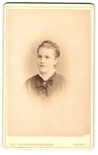 Fotografie Emil Tiedemann, Bremen, Junge Dame mit hochgestecktem Haar