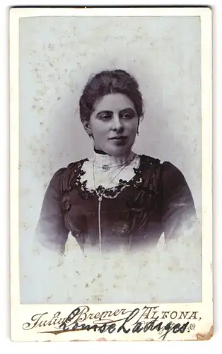 Fotografie Julius Bremer, Hamburg-Altona, Königstr. 89, Junge Dame im hübschen Kleid