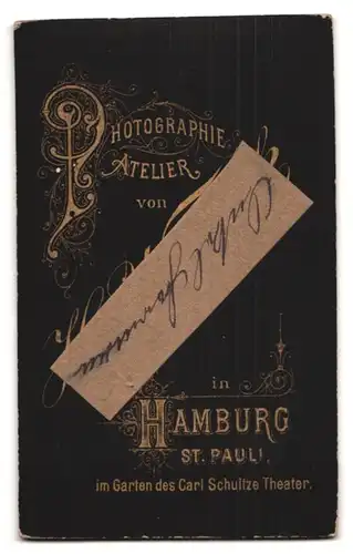 Fotografie H. Wittrock, Hamburg, Junger Herr im Anzug mit Fliege