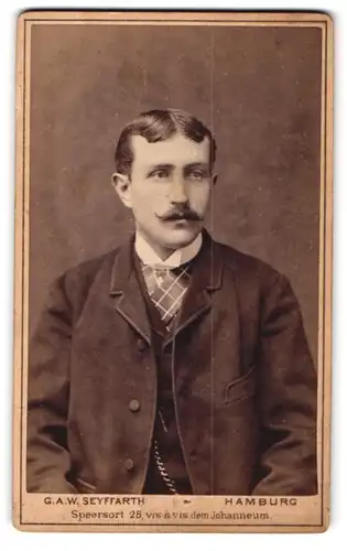 Fotografie G. A. W. Seyffarth, Hamburg, Speersort 28, Modisch gekleideter Herr mit Moustache
