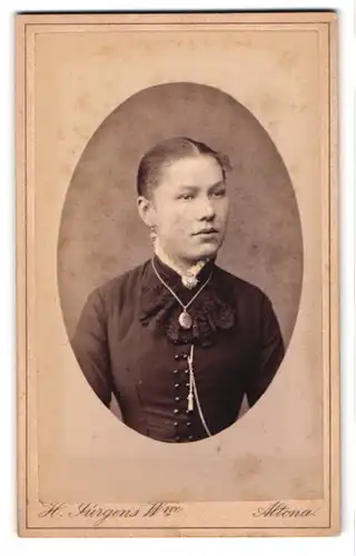 Fotografie H. Jürgens Wwe., Altona, Gr. Mühlenstrasse 54, Fräulein mit Halskette