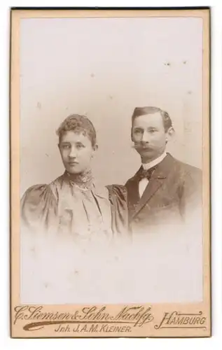 Fotografie C. Siemsen & Sohn Nachf., Hamburg, Steindamm 50 /52, Hübsche Frau mit Ehemann