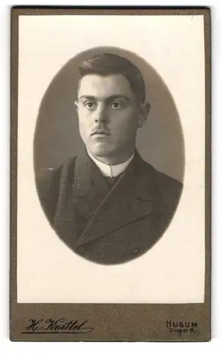 Fotografie H. Knittel, Husum, Zingel 3, Gutaussehender Herr mit Oberlippenbart