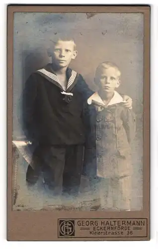 Fotografie Georg Haltermann, Eckernförde, Kielerstrasse 36, Knabe im Matrosenanzug mit kleinem Bruder