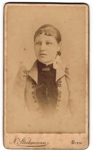 Fotografie N. Stockmann, Wien, Praterstrasse 10, Junge Frau mit rundem Gesicht