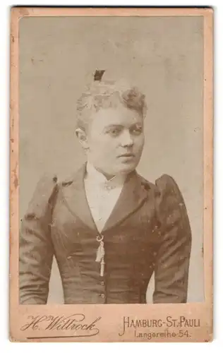 Fotografie H. Wittrock, Hamburg-St. Pauli, Langereihe 54, Dame im taillierten Kleid