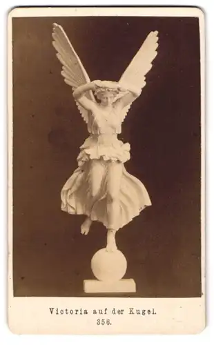Fotografie unbekannter Fotograf und Ort, Statue Victoria auf der Kugel
