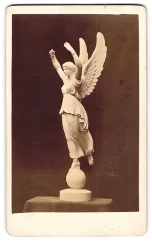 Fotografie unbekannter Fotograf und Ort, Statue Victoria auf der Kugel