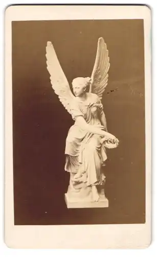 Fotografie unbekannter Fotograf und Ort, Statue Victoria mit dem Kranze nach Rauch