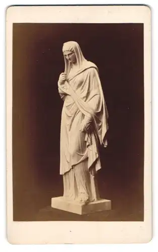 Fotografie unbekannter Fotograf und Ort, Statue Vestalin, Collection de Sculptures