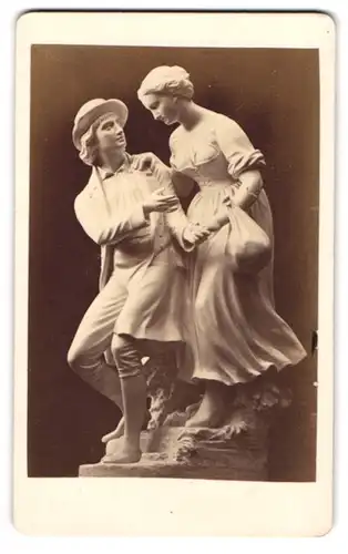 Fotografie unbekannter Fotograf und Ort, Statue Hermann und Dorothea nach Cauer