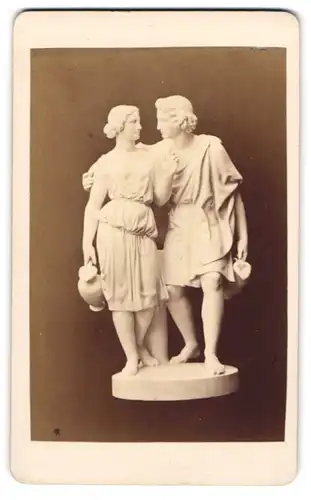 Fotografie unbekannter Fotograf und Ort, Statue Hermann und Dorothea (Brunnengruppe) nach Henschel