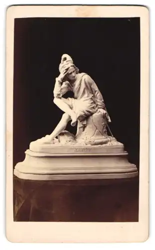 Fotografie unbekannter Fotograf und Ort, Statue Hamlet nach Thorwaldsen