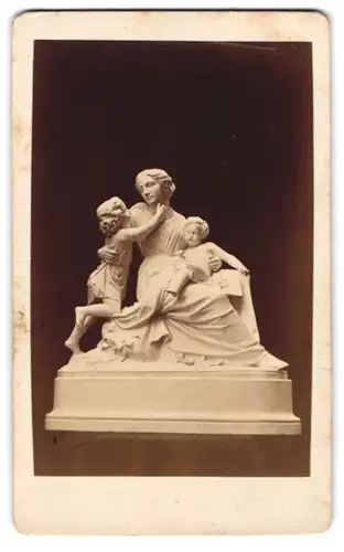 Fotografie unbekannter Fotograf und Ort, Statue Mutterliebe nach Calmels, Collection de Sculptures