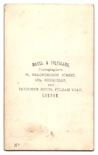 Fotografie Maull & Polyblank, London, Gracechurch Str. 55, Portrait Herr im Anzug mit Koteletten liest in einem Buch