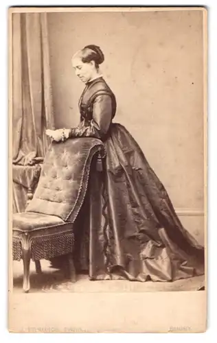 Fotografie J. Edmunds, Rugby, High Str. 14, Portrait junge Dame im seidenen Biedermeierkleid liest ein Buch