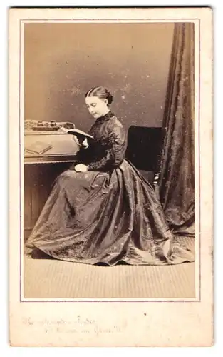 Fotografie The Alexandra Studio, London, Westbourne Grove 45, Portrait junge Frau im seidenen Biedermeierkleid lesend