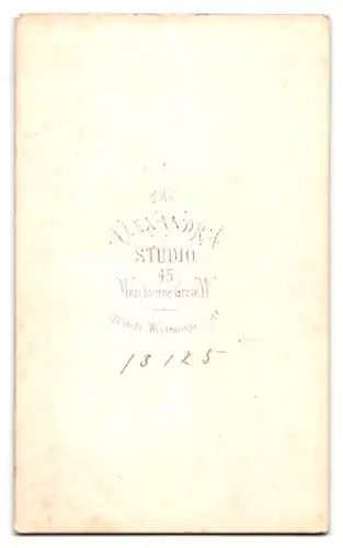 Fotografie The Alexandra Studio, London, Westbourne Grove 45, Portrait junge Frau im seidenen Biedermeierkleid lesend