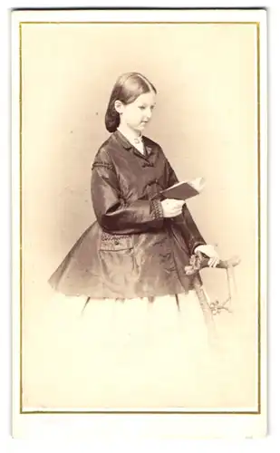 Fotografie Fr. Brandseph, Stuttgart, Portrait junge Frau im weissen kleid mit dunkler Jacke liest ein Buch