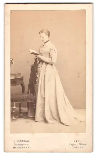 Fotografie H. Lenthall, London, 22 regent Street, Portrait junge Frau im hellen Kleid mit Halsband liest ein Buch