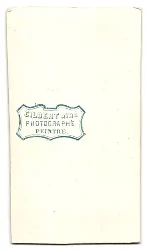 Fotografie Gilbert Aine, Ort unbekannt, Portrait ältere Dame im seidenen Biedermeierkleid lesend im Atelier