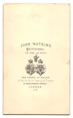 Fotografie John WAtkins, London, Parliamant St. 34, Portrait älterer Herr mit Vollbart schreibt einen Brief am Sekretär