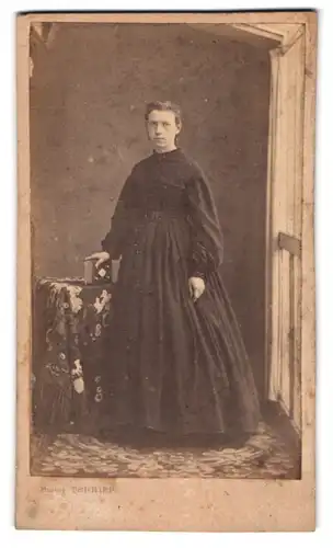 Fotografie Terrier, Paris, Rue de Lyon 57-59, junge französin im dunklen Biedermeierkleid posiert im Atelier