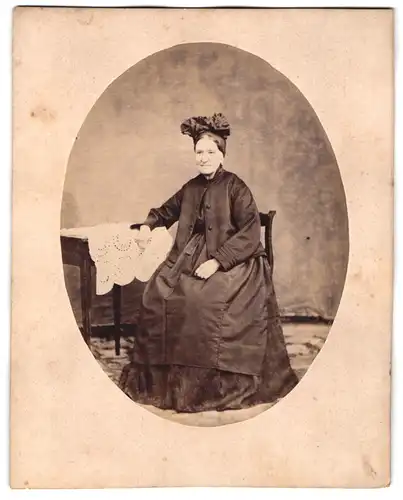 Fotografie unbekannter Fotograf und Ort, Portrait ältere Dame im Biedermeierkleid mit Kopftuch