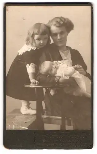 Fotografie Fritz K. Embruch, Berlin, Chausseestr., junge Mutter mit ihrer Tochter und Kleinkind im Arm, Mutterglück