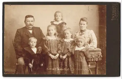 Fotografie Fr. A. Schark, Satrup, Mutter und Vater mit ihren 5 Kindern im Atelier, Mutterglück