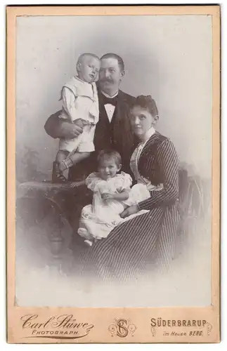 Fotografie Carl Stüwe, Süderbrarup, Mutter und Vater mit ihren beiden kleinen süssen Kindern, Mutterglück