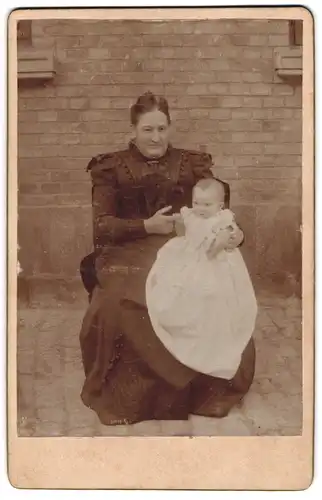 Fotografie unbekannter Fotograf und Ort, Portrait Mutter im Biedermeierkleid mit ihrem Kind auf dem Schoss, Mutterglück