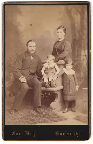 Fotografie Carl Ruf, Karlsruhe, Amalienstr. 26, Portrait Mutter und Vater mit ihren beiden Töchtern im Atelier