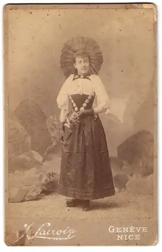 Fotografie J. Laeroiy, Geneve, Portrait junge schweizerin im Trachtenkleid mit Kopfschmuck