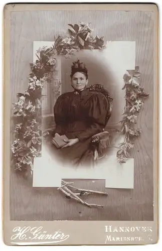 Fotografie H. Günter, Hannover, Marienstr., Portrait Dame im Biedermeierkleid mit Puffärmeln und Kopfschmuck