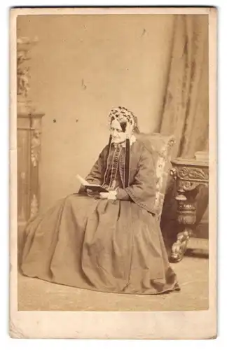 Fotografie H. P. Robinson, Leamington, 16 Upper Parade, ältere Dame im Kleid mit Kopfschmuck liest ein Buch
