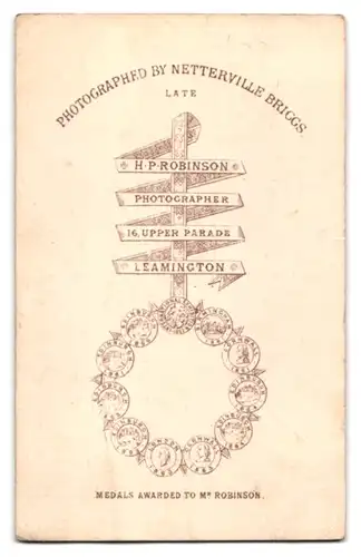 Fotografie H. P. Robinson, Leamington, 16 Upper Parade, ältere Dame im Kleid mit Kopfschmuck liest ein Buch