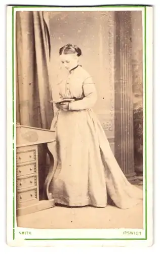 Fotografie W. A. Smith, Ipswich, 16 Brook St., Portrait junge Frau im hellen Kleid posiert lesend