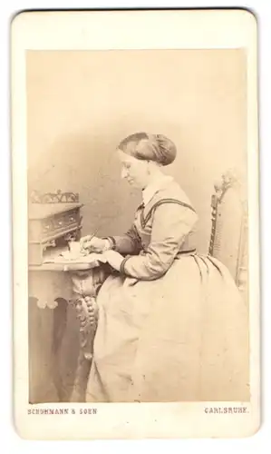 Fotografie Schuhmann & Sohn, Carlsruhe, Dame posiert im Biedermeierkleid, einen Brief schreiben am Sekretär, 1868