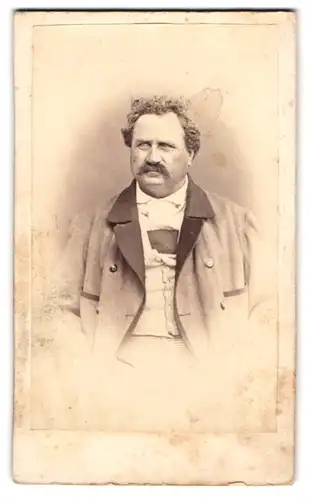 Fotografie unbekannter Fotograf und Ort, Portrait korpulenter Herr im Anzug mit Walrossbart und Locken