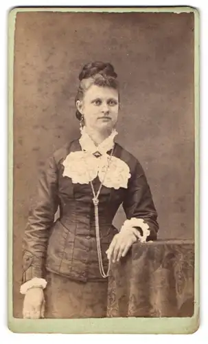 Fotografie unbekannter Fotograf und Ort, Portrait junge Dame im taillierten Kleid mit hochgesteckten Zopf