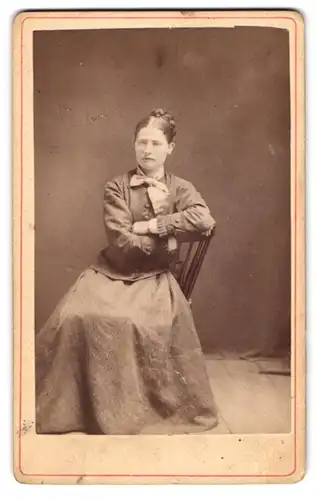 Fotografie unbekannter Fotograf und Ort, Portrait junge Frau im schlichten Biedermeierkleid sitzend auf einem Stuhl