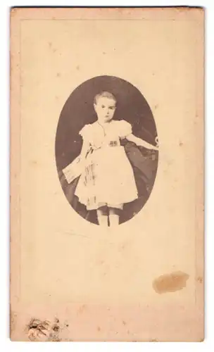Fotografie Societa Fotografica, Bolognese, Via Alta Bella 1624, kleines Mädchen mit geschorenen Kopf im weissen Kleid