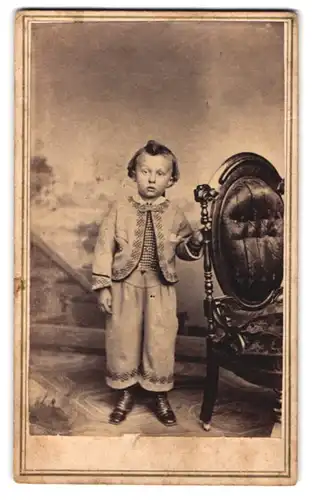 Fotografie W. H. Pillner, San Francisco / CA, 14 Second St., junger amerikanishcer Knabe im Anzug stehend