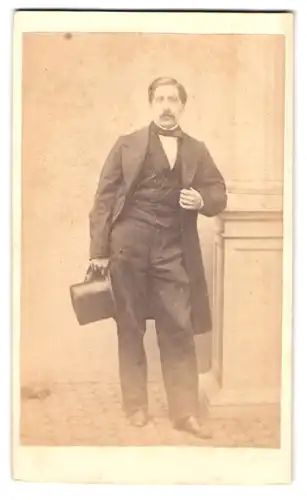 Fotografie Haltmann & Cie., Firenzi, Portrait Herr im Anzug mit Fliege und Zylinder, Moustache