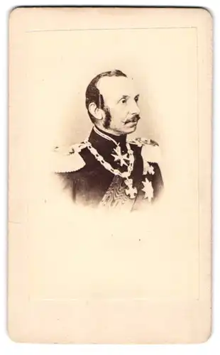 Fotografie unbekannter Fotograf und Ort, Portrait Offizier im Uniform mit Orden und Epauletten