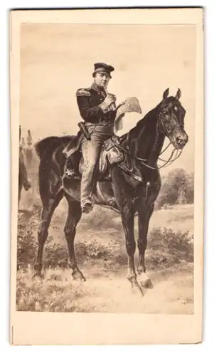 Fotografie unbekannter Fotograf und Ort, Portrait Offizier zu Pferde mit Landkarte und Fernrohr